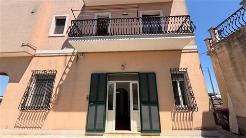 Villa a Pochi Passi, Completa di Tutti i Servizi. Buono Stato.